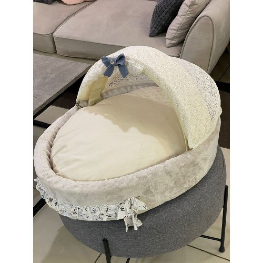 Лежанка люлька для собак Boris House Baby Bassinet з плюшевим матрацом та капюшоном бежевого кольору — Фото 1