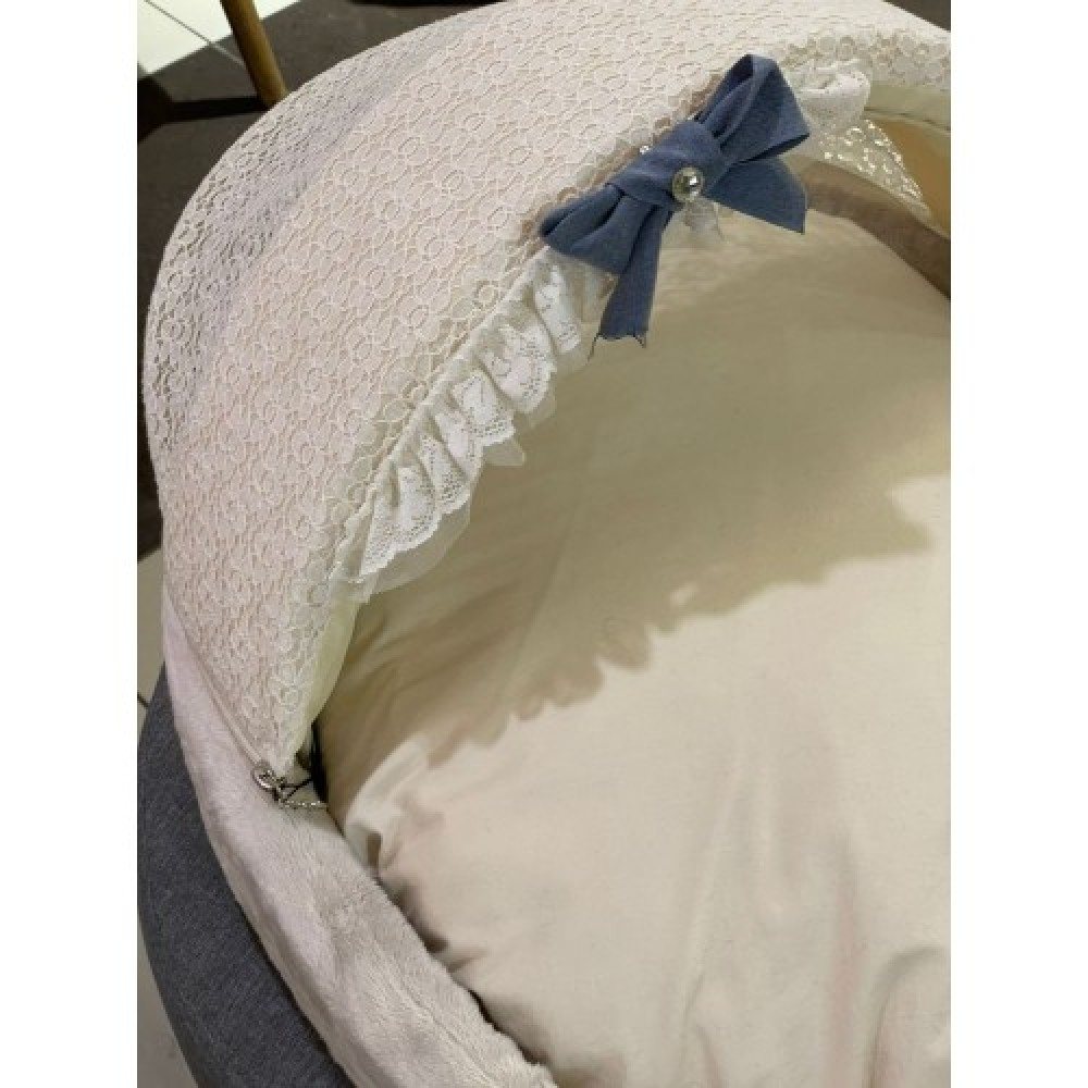 Лежанка люлька для собак Boris House Baby Bassinet з плюшевим матрацом та капюшоном бежевого кольору — Фото 2